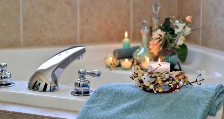 Bath with candles and flowers