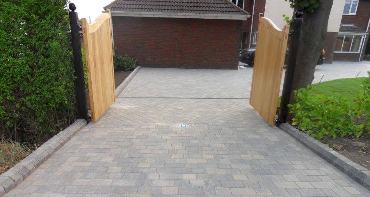 3blockpavingdrivewaywithgate