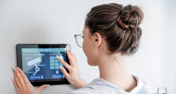 womman in front of smart screen