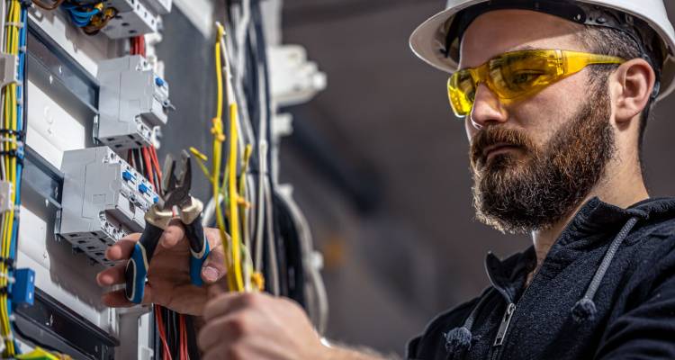 Emergency electrician near shop me