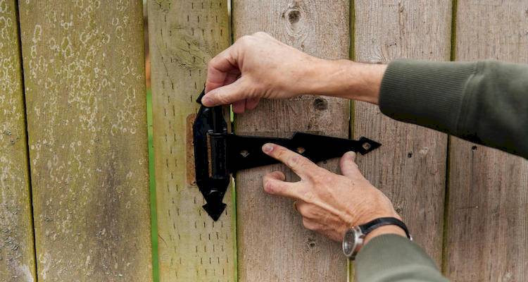 Hanging a gate guide