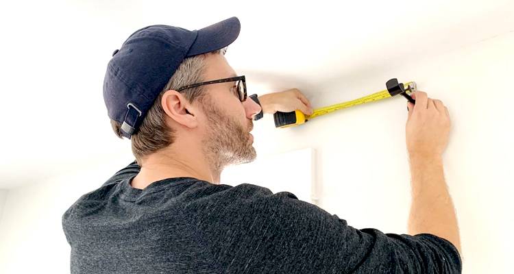 Tradesman hanging curtains