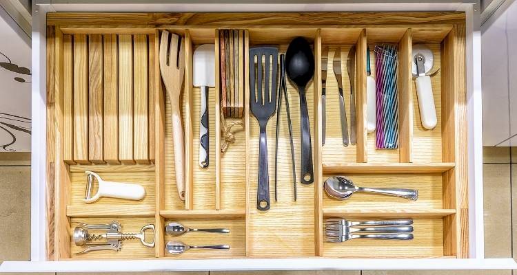 Cuttlery drawer organisation