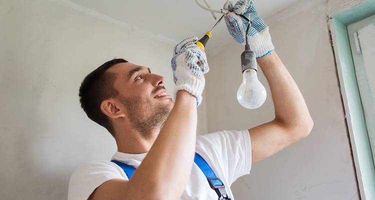 man white t shirt fitting light