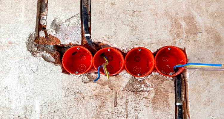 hoe in wall red sockets