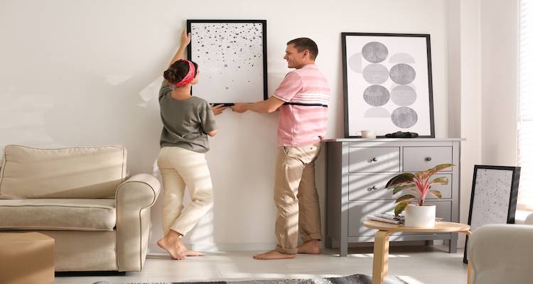 couple installing pictureframe