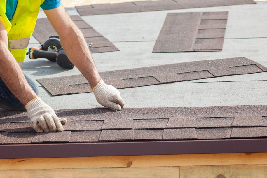 roofer fitting felt