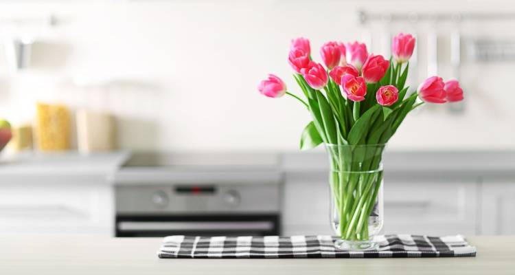 spring kitchen with tuplips