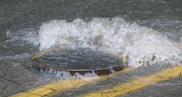 drain cover lifting with water pouring out
