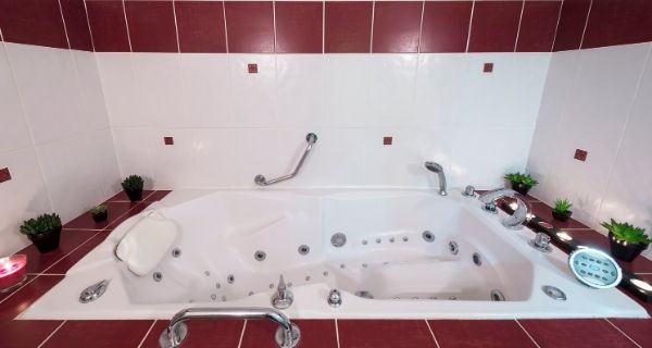 Jacuzzi style bath in a bathroom