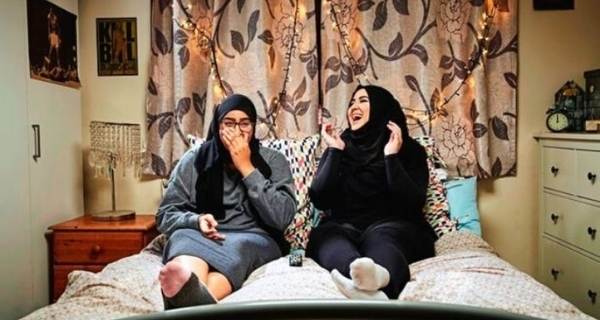 Amira and Iqra Goggle Box
